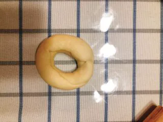 杂蔬沙拉面包,再把两角对捏成圆形。