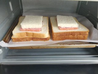 快手早餐&吐司鸡蛋烤火腿&小米粥,放进烤箱里