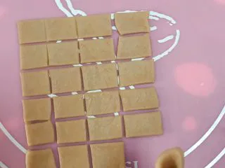 猪猪椰蓉小面包,用刀切成方形，切24块。