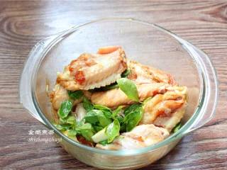 九层塔烤鸡翅,抓匀腌制一小时左右