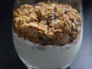 奇亚籽双色酸奶木糠杯,然后在酸奶上铺上30g麦片