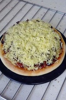 玄妙感觉的孜然羊肉披萨,再次放入烤箱,上、下火190度,烘烤10分钟,至奶酪全部溶化即可.