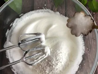 可可戚风蛋糕,继续打至糖融化出现纹路加第三次10g白砂糖再加入11g玉米淀粉