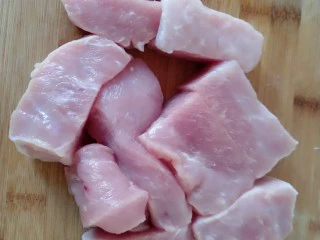 自制海苔肉松,里脊洗净切大块。