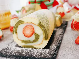 圣诞草莓蛋糕卷,撒上一层糖粉，像极了下雪的感觉。