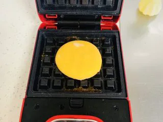 胡萝卜华夫饼,ACA轻食机提前预热烤盘烧油，放入第一个整理好的面胚。