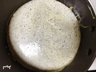 纯享红茶奶油蛋糕,淡奶油加红茶粉煮开,冷却后冷藏过夜,茶渣不滤出。可以用红茶叶,第二天过滤使用,奶油要多一些,过滤出茶叶会有损耗