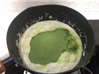 网红~~~抹茶雪花酥,倒入50g奶粉和抹茶粉的混合物,搅拌均匀。