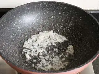 番茄肉酱拌面,热锅后倒入适量玉米油，再倒入洋葱煸炒出香味；