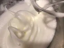 韩式—草莓蛋糕卷,再分2次加入砂糖,用高速打发⋯