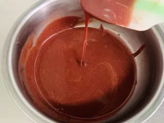 红丝绒蛋糕卷,Z字搅拌至无颗粒。 提前预热烤箱。