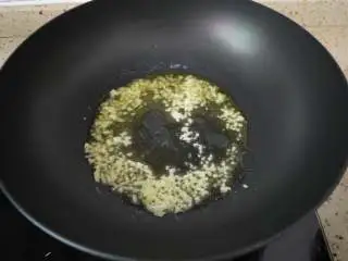 培根芝士意大利面,锅烧热,加入橄榄油,没有橄榄油的话可以用玉米油或者花生油。然后把蒜泥加入,小火煸炒出蒜香味。