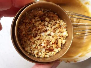 奶香咖啡面包,家里有坚果的话（随便什么都可以，腰果、花生或者榛子，没有可以忽略），要碾压的尽可能碎一些，然后倒入面糊中搅拌均匀