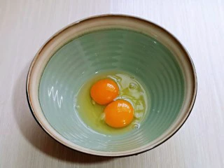 黑芝麻麻薯面包,首先将鸡蛋放大口器具中，并称重，我用的草鸡蛋，比较小，两个刚好80g。