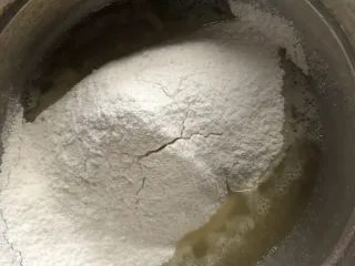 十寸古早蛋糕,面粉过筛加入，用手动打蛋器搅拌均匀