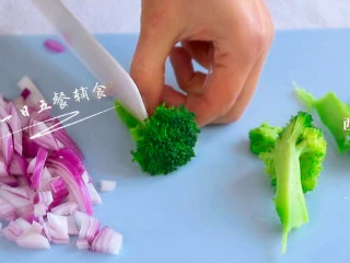 南瓜海鲜意面,洋葱切碎。西兰花将根部切开,往上撕,可以避免花穗碎碎絮絮。