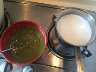 爆浆抹茶冰心面包,细砂糖100克➕牛奶500克，牛奶加热至周围冒小泡泡，不要沸腾。