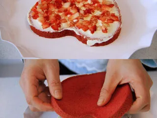 自带情话的红丝绒奶油蛋糕,10、 组装蛋糕:取一片蛋糕放托盘,抹一层奶油后铺一层水果,表面再抹一层奶油,接着放第二片蛋糕,同样加奶油及水果,最后盖好第三片蛋糕,最后在表面放较多的奶油,利用转盘将蛋糕均匀的抹好奶油面。