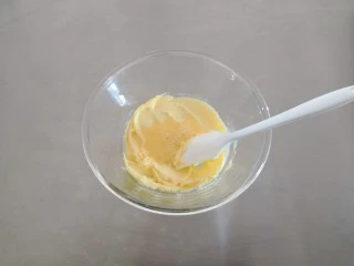 苹果奶酥小挞,加入蛋液混合均匀