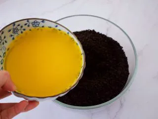 寿星公芒果慕斯蛋糕(十寸),加入融化的黄油