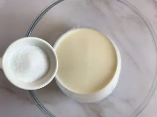 圣诞款红丝绒蛋糕,100g淡奶油加入8g白砂糖打发