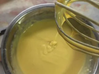 十寸古早蛋糕,搅拌好的面糊应该是提起打蛋器，滴落后纹路很快消失，这样的面糊就是成功的。