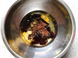 玫瑰花红糖小酥饼,将食用油，红糖，全蛋液混合