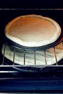 玄妙感觉的孜然羊肉披萨,用叉子将饼底均匀的叉出一排排小洞,放入预热好的烤箱,上、下火170度,烤15分钟,至看到饼皮边缘发黄即可拿出。