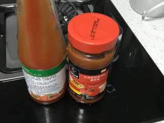 培根芝士焗饭,加入番茄沙司和意面酱两种酱熬制。