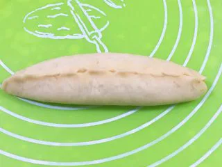 奶油夹心面包,两边折叠起来，收紧口子。