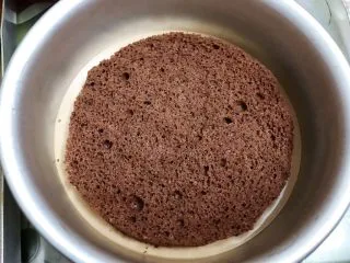 醇厚浓郁的巧克力慕斯蛋糕,再放入一片蛋糕