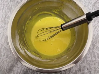 无油肉松蛋糕卷,再次搅拌均匀,至无干粉,备用