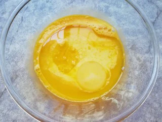 6寸中空戚风蛋糕,加入牛奶和玉米油，搅打至蛋黄、牛奶和玉米油完全融合。