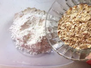 葡萄干燕麦脆饼,燕麦片加入低粉中