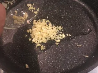 迷迭香烤羊排套餐,爆香蒜末