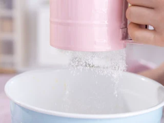 “冰火两重天”的巧克力熔岩蛋糕，越吃越上瘾！,将融化的无盐黄油倒入黑巧克力中，搅拌均匀。鸡蛋打发后倒入过筛好的低筋面粉和糖粉，搅拌均匀。 