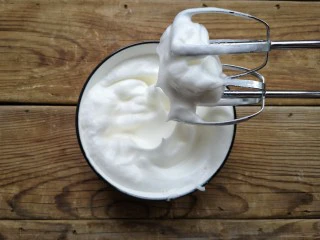 舒芙蕾——给你做舒芙蕾的人 一定很爱你,在蛋白中分三次加入白糖,用打蛋器打至干性发泡。