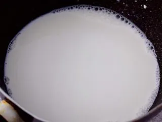 6寸KT猫奥利奥慕斯蛋糕,200克纯牛奶加入白糖小火加热至白糖融化
