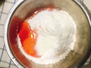 杂蔬沙拉面包,拿一个碗，倒入高筋自发粉、1勺半的盐、2勺糖、奶粉、黄油，打入一颗鸡蛋。