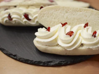 绵绵脆巧奶油包,开吃~~果味巧克力脆壳,面包绵绵的,奶油冰凉细腻,蔓越莓的酸味中和巧克力的甜味,冷藏再吃更美味!