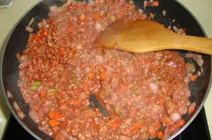 意大利千层面,红酱,橄榄油炒香蔬菜碎，放入牛肉馅炒变色盛出