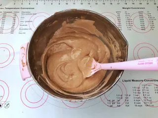 不消泡的可可戚风蛋糕,翻拌均匀。