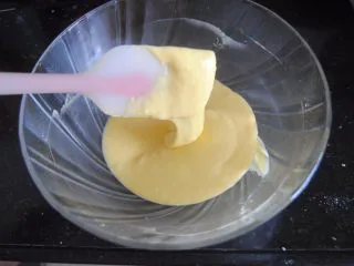 巧克力淋面蛋糕,用刮刀拌匀