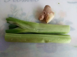 南瓜芹菜肉包子,葱姜洗干净