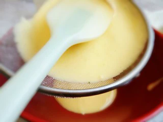 火龙果盒子蛋糕,一字搅拌顺滑后过筛一次备用