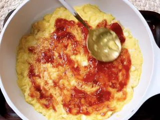 无需烤箱❗平底锅搞定菠萝披萨,抹匀