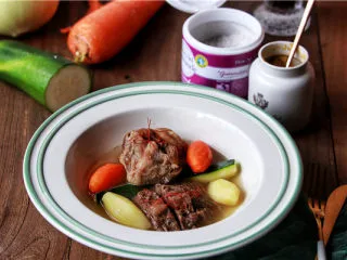 法式牛肉暖锅,将牛肉切块放入容器中,加上煮熟的蔬菜和汤汁,搭配法式第戎芥末酱食用。