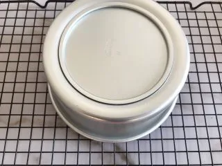 圣诞款红丝绒蛋糕,出炉倒扣晾凉