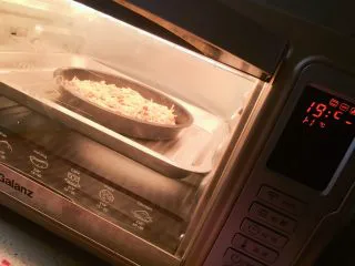 小白也会的奥尔良烤鸡腿披萨 「8寸薄脆版」,哇塞！终于可以开始烤啦！180度，上下火，放中层，大概烤20分钟左右就可以了。可以设定15分钟先，看成色加或者不加时间，自己把握好哦。