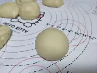 汉堡坯 做自己的汉堡,小面团滚圆。